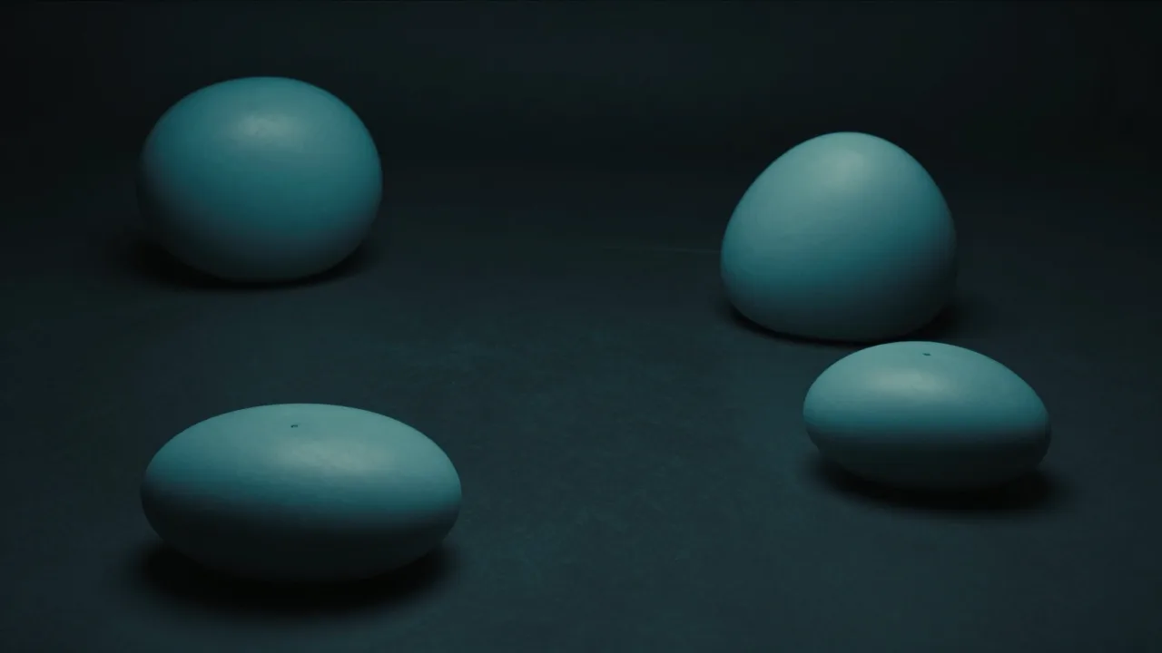 넉넉한 어둠을 사이에 두고 멀찍이 놓인 청록빛 형태들 — 여백이 만드는 여유를 표현한 개념 이미지