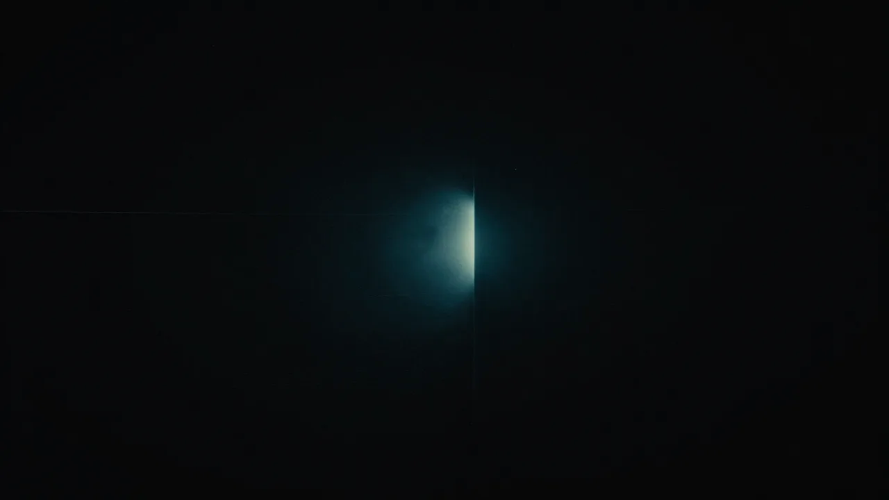 넓은 개구부가 가느다란 청록 틈으로 좁혀진 모습 — 권한을 최소로 줄이는 원칙을 표현한 개념 이미지